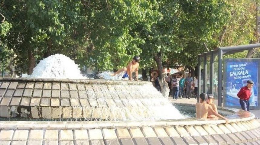 S&uuml;s Havuzunda Y&uuml;zen &Ccedil;ocuklar Hayatlarını Hi&ccedil;e Sayıyor