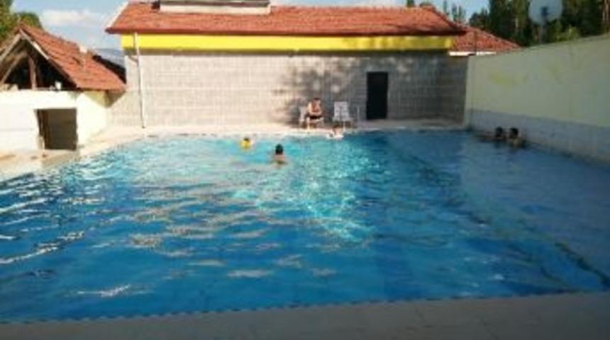 Sıcak Su Havuzunda Y&uuml;zerek Şifa Buluyorlar