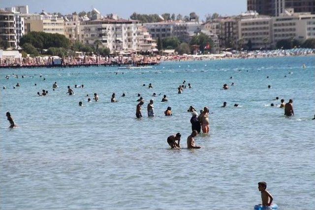 Didim’de Tatilciler Eylül’de Denizin Tadını Çıkarıyor