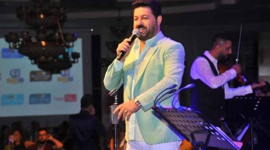 Şarkılarını Tarık Akan İçin Söyledi