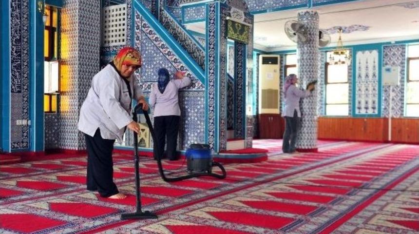 Kepez&rsquo;de İbadet Alanlarının Temizliği Devam Ediyor