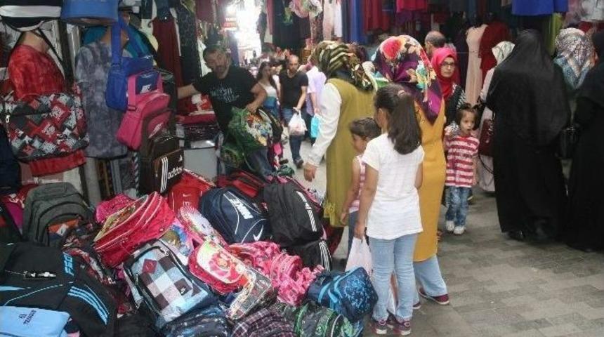 Trabzon&rsquo;da &Ccedil;arşı Pazarda Okul Hareketliliği