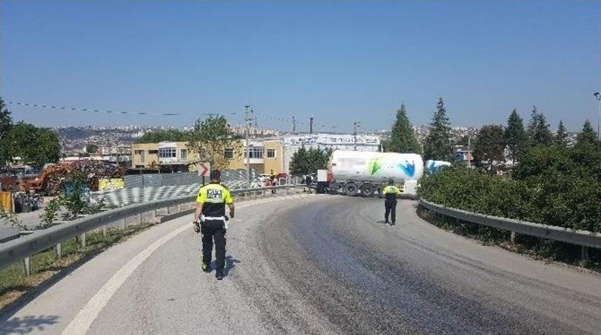 Lpg Tankeri Yola D&ouml;k&uuml;len Yağ Sebebiyle Kontrolden &Ccedil;ıktı