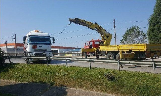 Lpg Tankeri Yola Dökülen Yağ Sebebiyle Kontrolden Çıktı