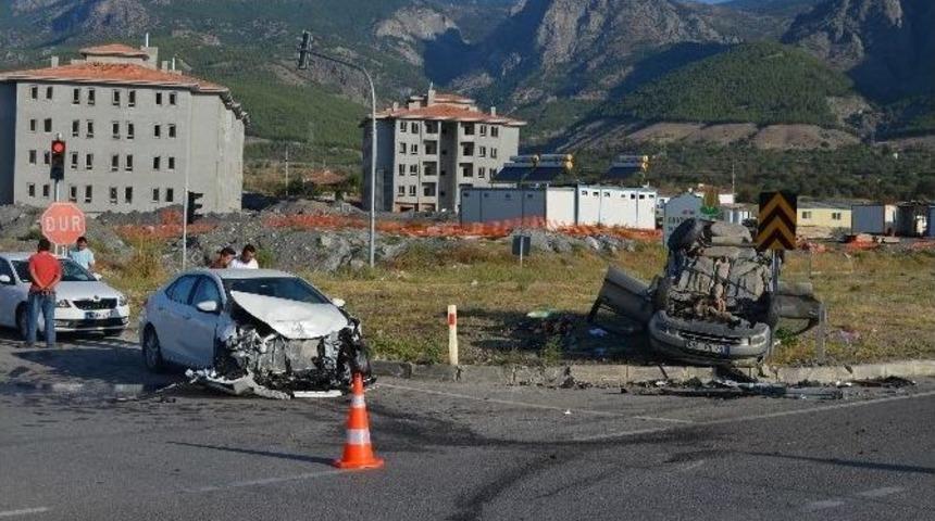 İki Otomobil &Ccedil;arpıştı: 4 Yaralı