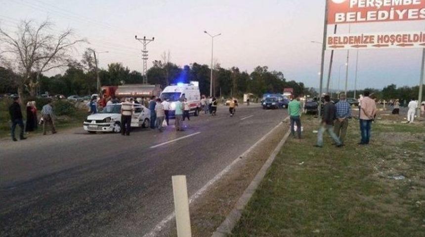 Kavşakta İki Otomobil Birbirine Girdi: 3&rsquo;&uuml; Ağır, 9 Yaralı