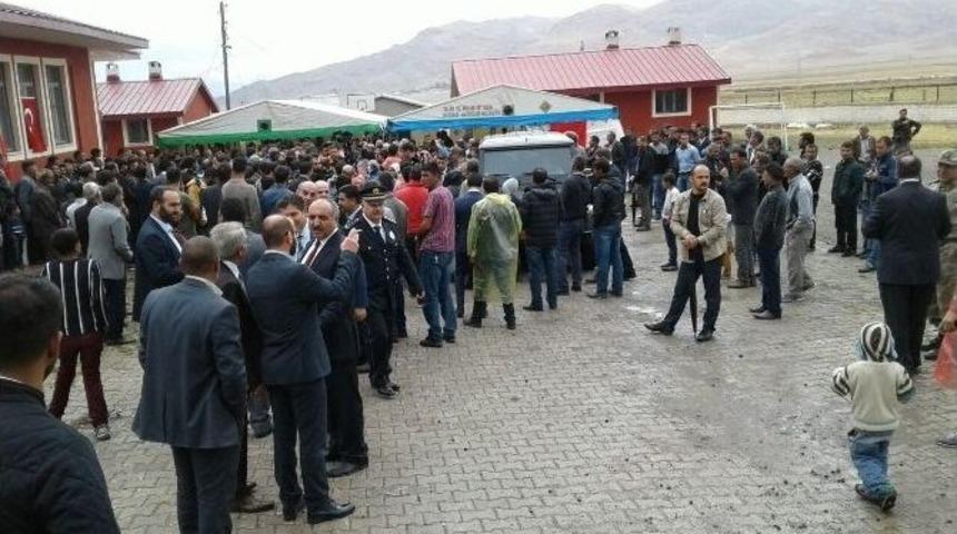 Başbakan Yıldırım: "ter&ouml;r &Ouml;rg&uuml;tleri Kim Parayı Verirseler Ona Hizmet Eder"