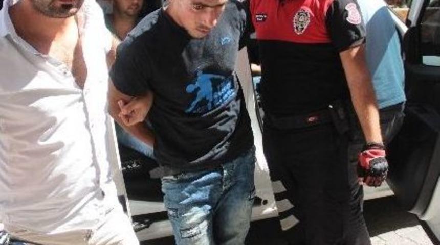 &Ccedil;antasını &Ccedil;alan Hırsızı Yalınayak Kovaladı