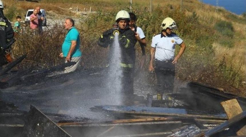 Samsun&rsquo;da Tutuşan Otlar İnşaat Kalıplarını Yaktı