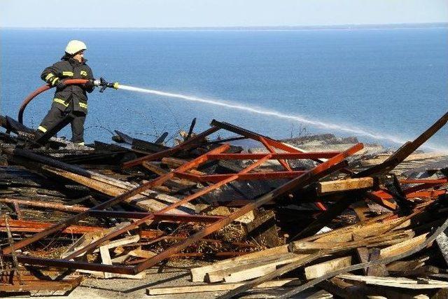 Samsun’da Tutuşan Otlar İnşaat Kalıplarını Yaktı