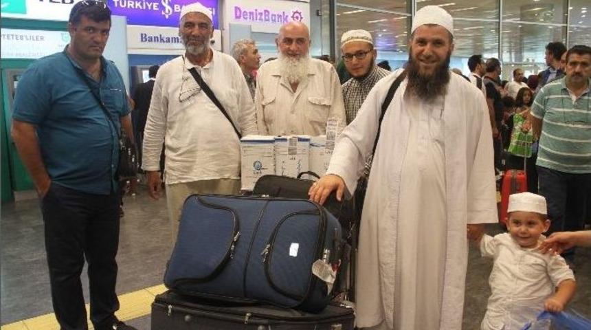 Kutsal Topraklardan D&ouml;nen Hacılar Sevin&ccedil; G&ouml;zyaşlarıyla Karşılandı