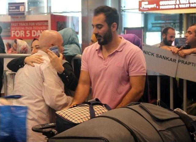 Kutsal Topraklardan Dönen Hacılar Sevinç Gözyaşlarıyla Karşılandı 1
