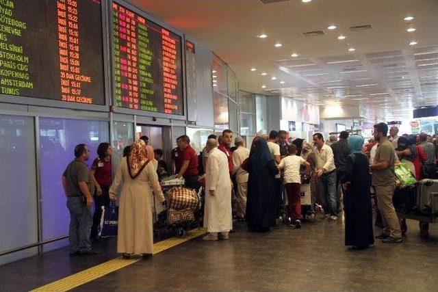 Kutsal Topraklardan Dönen Hacılar Sevinç Gözyaşlarıyla Karşılandı 2