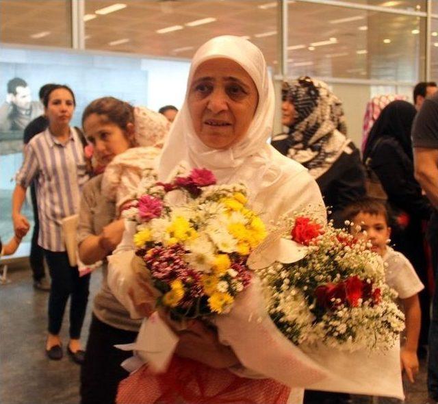 Kutsal Topraklardan Dönen Hacılar Sevinç Gözyaşlarıyla Karşılandı 3