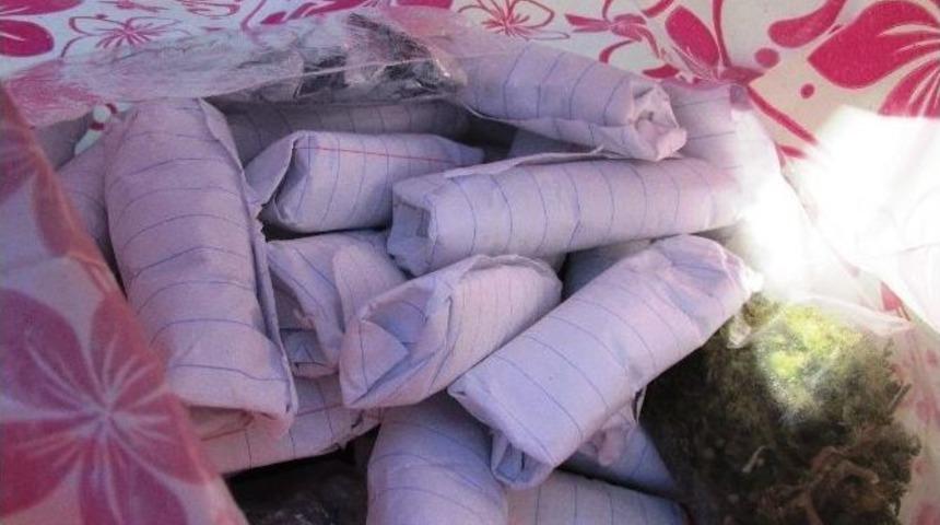 Polis Kovalamaca Sırasında Uyuşturucu Madde D&uuml;ş&uuml;ren Motosikletlinin Peşinde