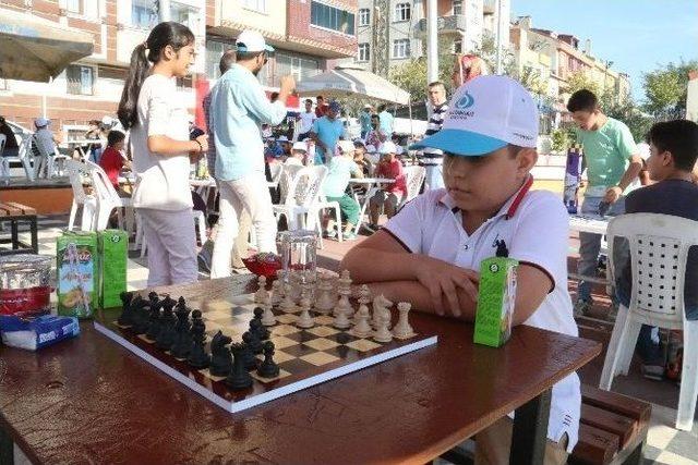 Sultangazi’de Satranç Sokağa Taşındı