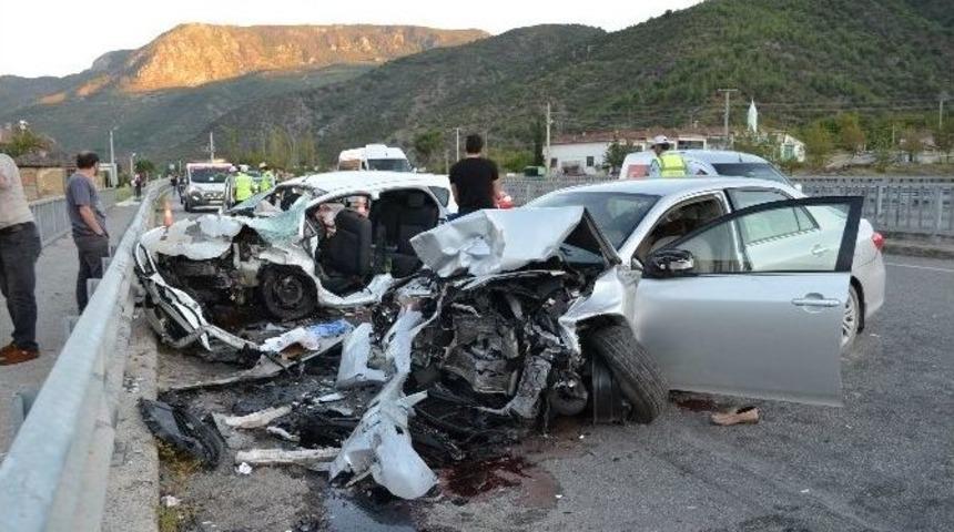 Karşı Şeride Ge&ccedil;en Otomobil İki Araca &Ccedil;arptı: 7 Yaralı