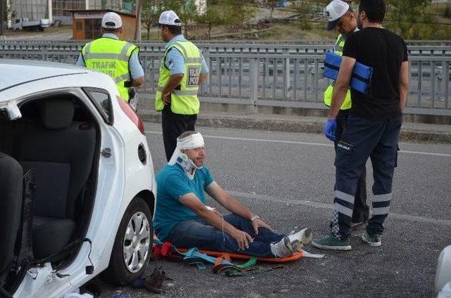 Karşı Şeride Geçen Otomobil İki Araca Çarptı: 7 Yaralı