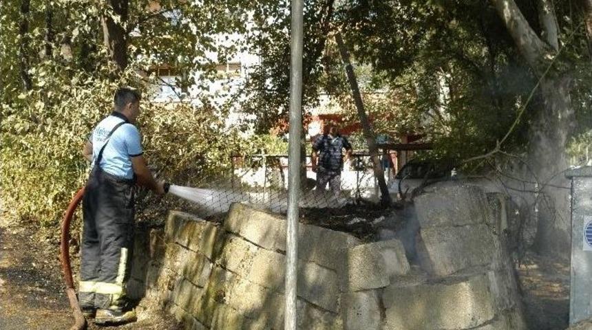 Bah&ccedil;ede Sigara İzmaritinden &Ccedil;ıkan Yangın Korkuttu