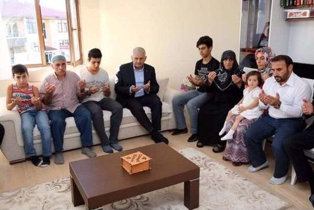 Başbakan Yıldırım, Erzincan’da Şehit Ailelerini Ziyaret Etti