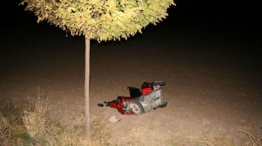 Otomobil Elektrikli Bisiklete &Ccedil;arptı: 2 &Ouml;l&uuml;, 2 Yaralı