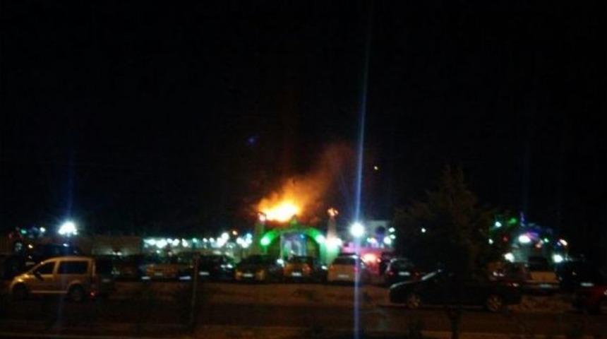 Söke’de Düğün Salonunda Atılan Havai Fişek Yangın Çıkardı