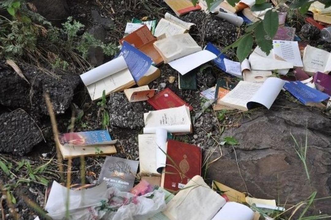 Kars&rsquo;ta Dere Kenarında Fet&ouml; Elebaşına Ait &Ccedil;ok Sayıda Kitap Bulundu