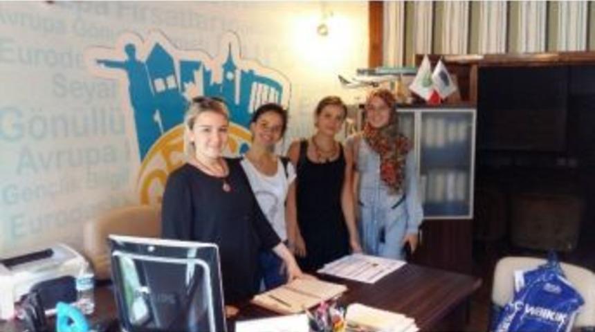 Gen&ccedil;-iz, Gen&ccedil;lere Yardım Eli Uzatıyor