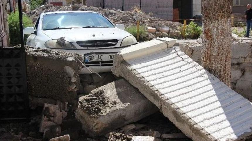 Direksiyon Hakimiyeti Kaybolan Otomobil Okulun Bah&ccedil;e Duvarını Yıktı