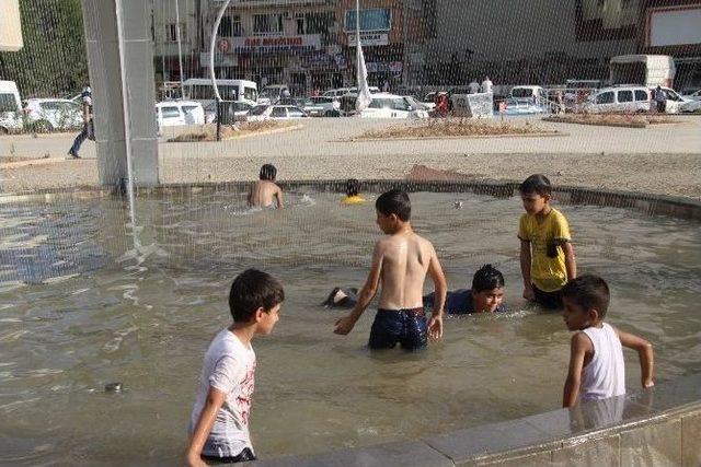 Sıcaktan Bunalan Çocuklar Süs Havuzlarında Serinledi