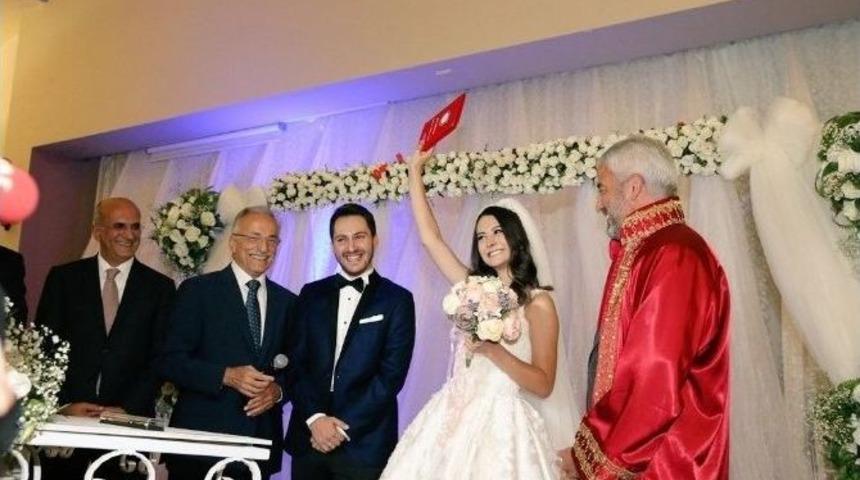 Murat Ve İrem&rsquo;in Nikahı Chp Ve Ak Partilileri Bir Araya Getirdi
