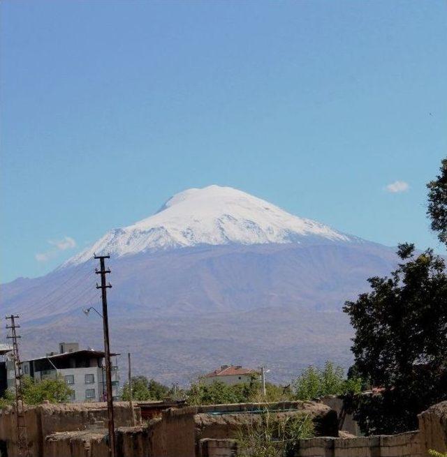 Ağrı Dağı’na Yılın İlk Karı Yağdı