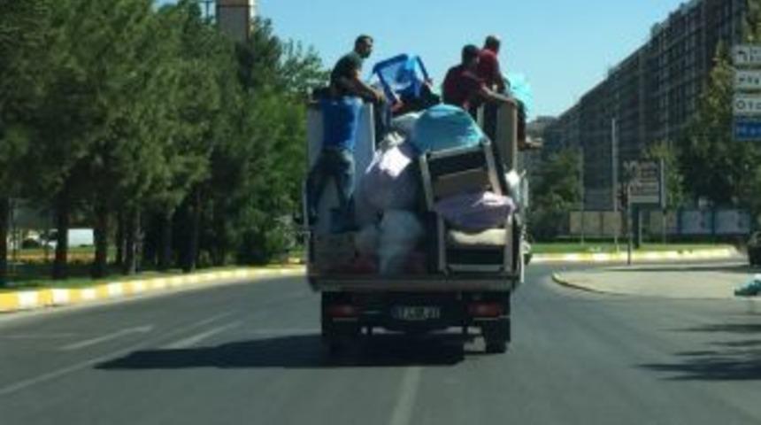 Kamyonet Kasasında Eşyalara Tutunan İş&ccedil;iler G&ouml;renleri Şaşırttı