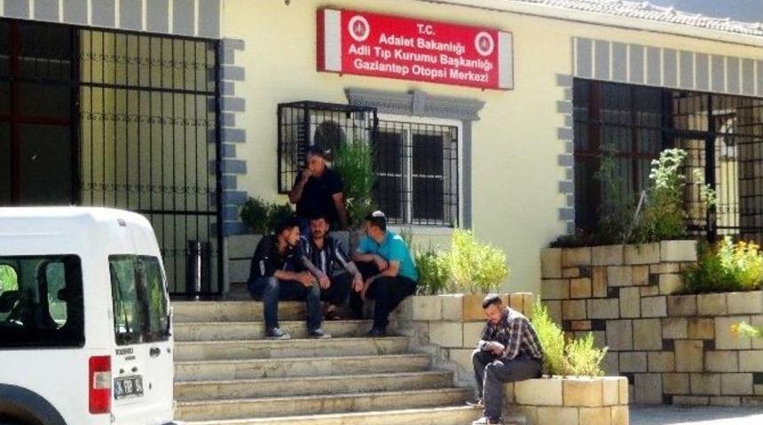 Yeğeninin D&uuml;ğ&uuml;n&uuml;nde Başından Vuruldu