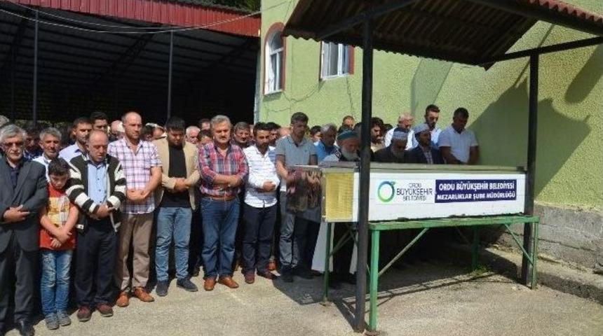 Otomobilinde Vurularak &Ouml;ld&uuml;r&uuml;len İş Adamı Toprağa Verildi