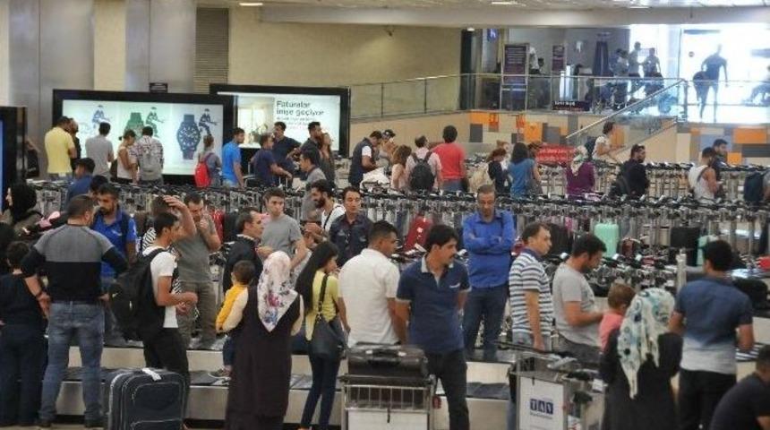 Atat&uuml;rk Havalimanı&rsquo;nda D&ouml;n&uuml;ş Yoğunluğu