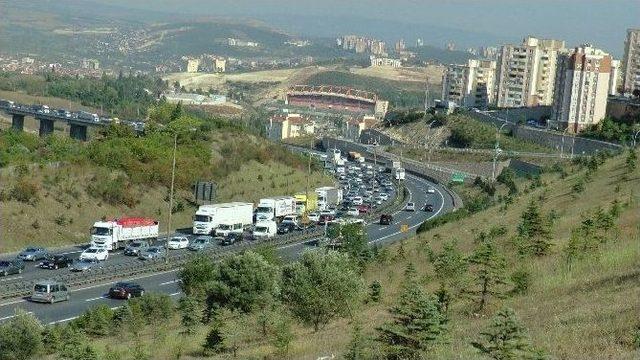 Tem Otoyolu’nda Dönüş Yolculuğu Sürüyor