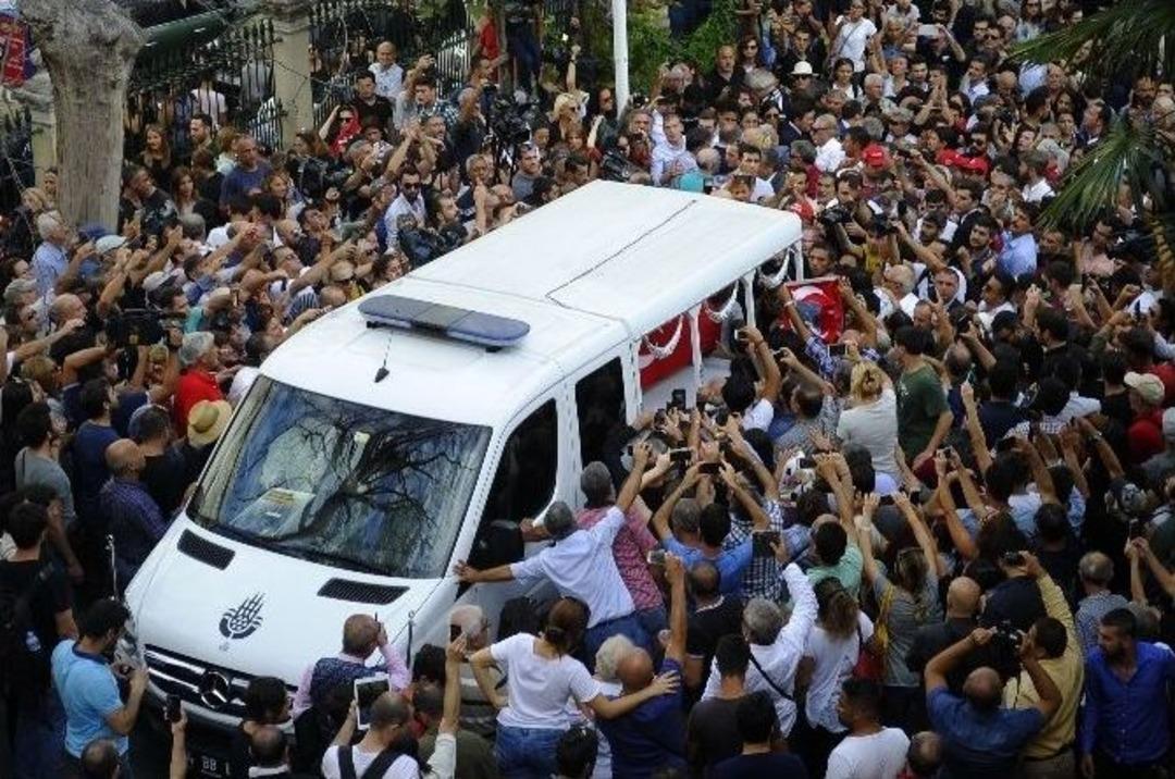 Yeşil&ccedil;am&rsquo;ın Usta Sanat&ccedil;ısı Tarık Akan Son Yolculuğuna Uğurlandı