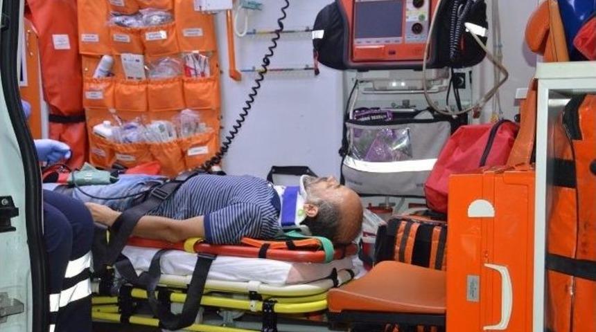 İstiklal Marşı &Ccedil;alınırken Yol Ortasında Duran Vatandaşa Otomobil &Ccedil;arptı