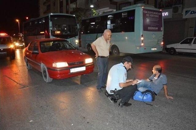 İstiklal Marşı Çalınırken Yol Ortasında Duran Vatandaşa Otomobil Çarptı