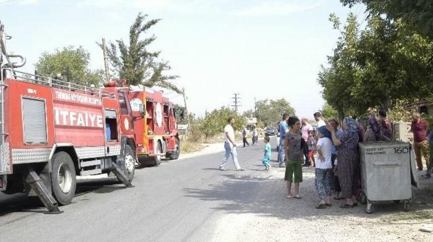 Depoda &Ccedil;ıkan Yangın Vatandaşı Sokağa D&ouml;kt&uuml;