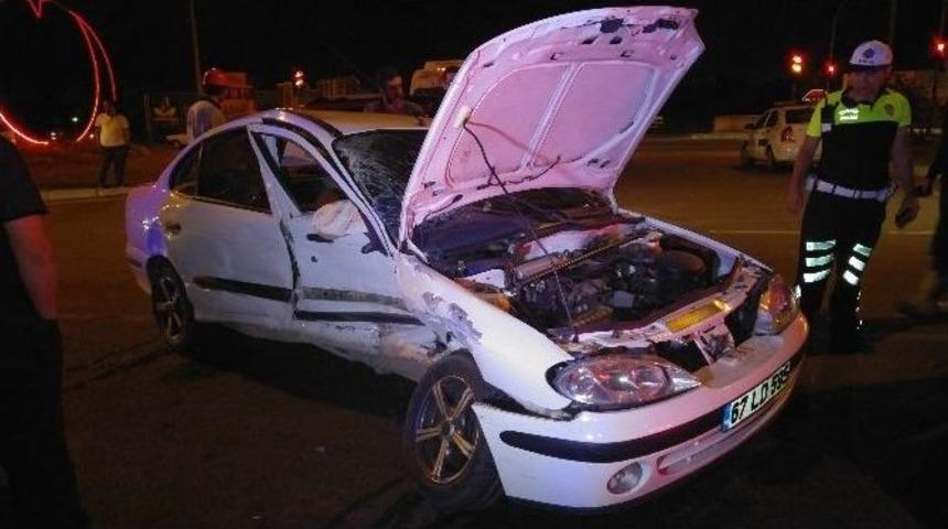 Işık İhlali Y&uuml;z&uuml;nden &Uuml;&ccedil; Otomobil Birbirine Girdi: 1 Yaralı