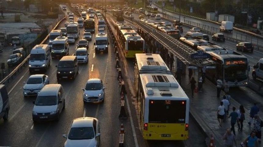 Okulların A&ccedil;ıldığı İlk G&uuml;n İstanbul G&uuml;ne Trafikle Başladı