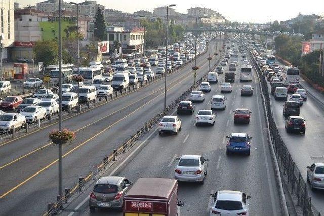 Okulların Açıldığı İlk Gün İstanbul Güne Trafikle Başladı