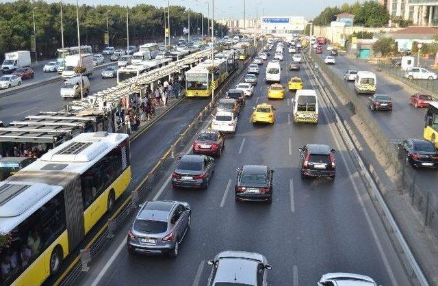 Okulların Açıldığı İlk Gün İstanbul Güne Trafikle Başladı