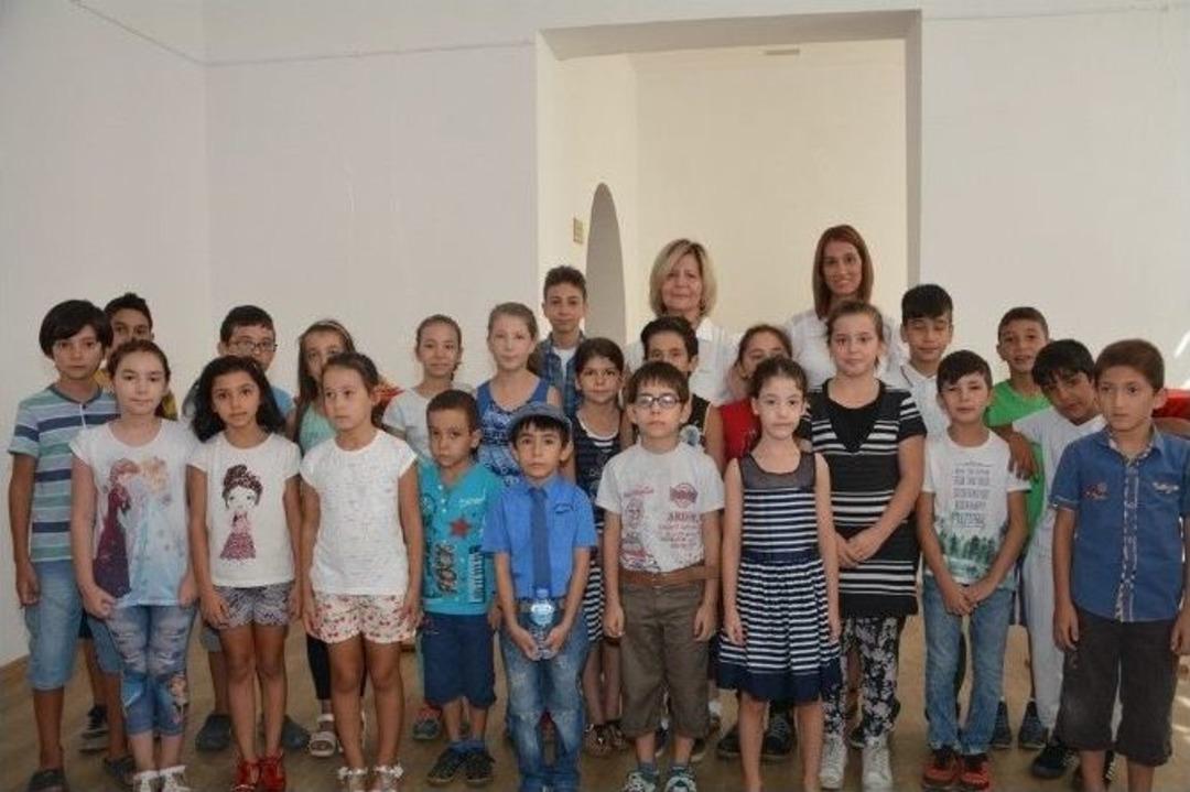 Efeler&rsquo;de Minik Eller Resim Sergisi A&ccedil;tı