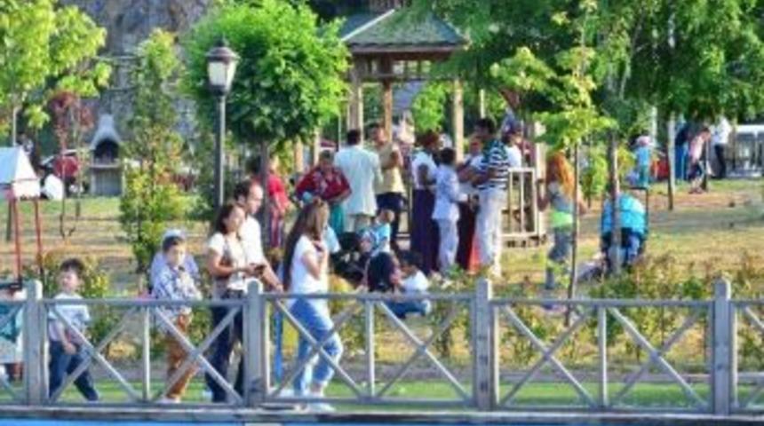 Vatandaşlar Tatilin Son G&uuml;n&uuml;n&uuml; Piknik Yaparak Ge&ccedil;irdi