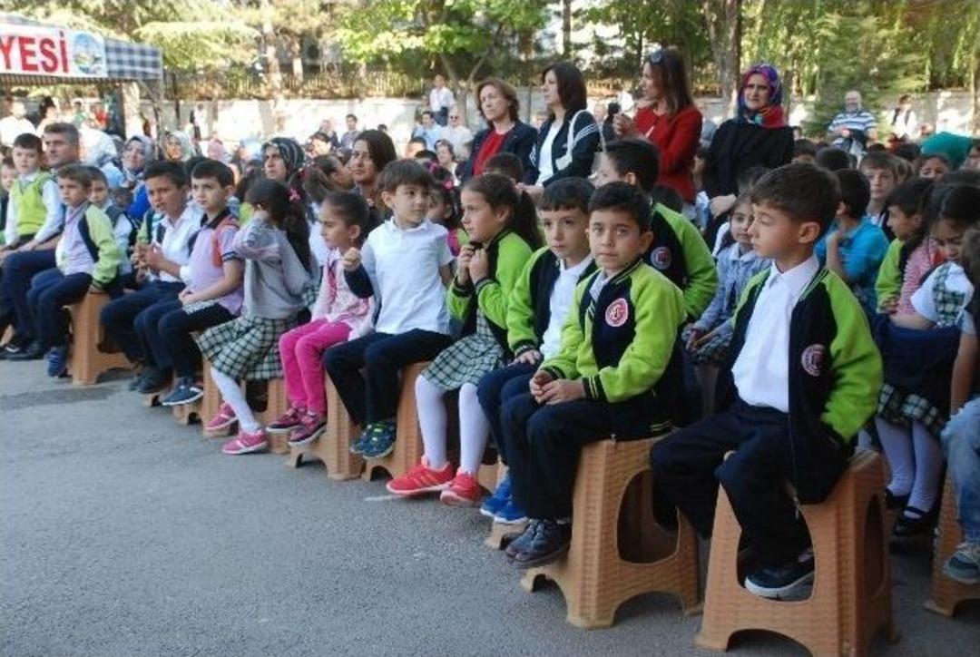 &Ouml;ğrenciler T&ouml;rende Ayakta Bekletilmedi