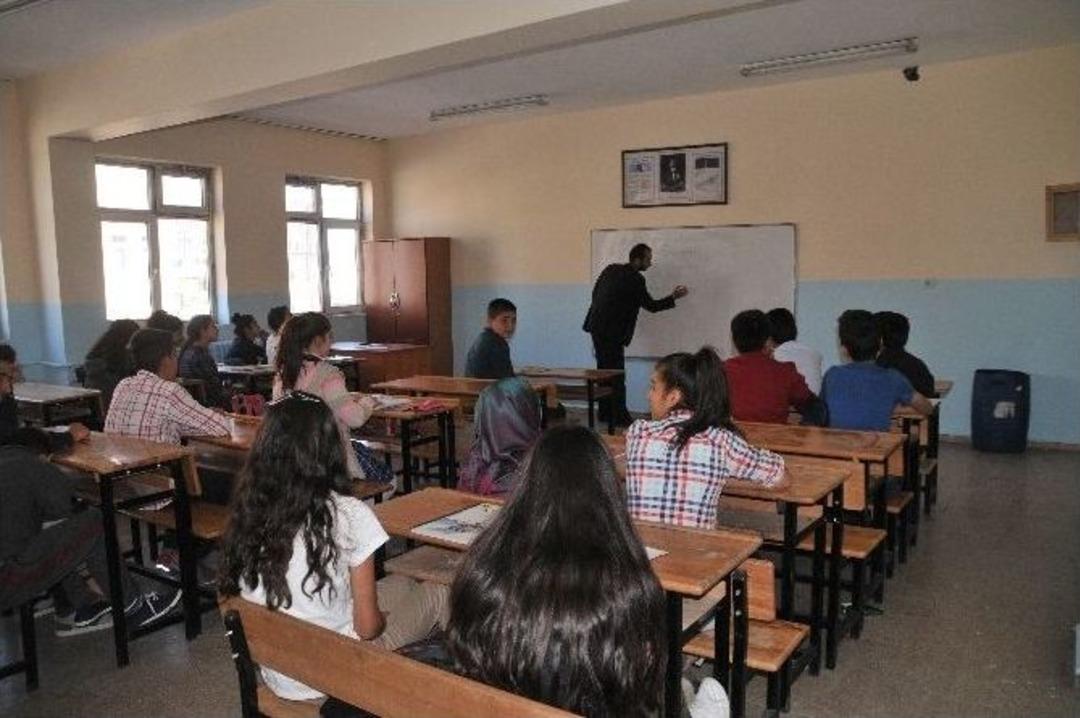Y&uuml;ksekova&rsquo;da Okullar A&ccedil;ıldı