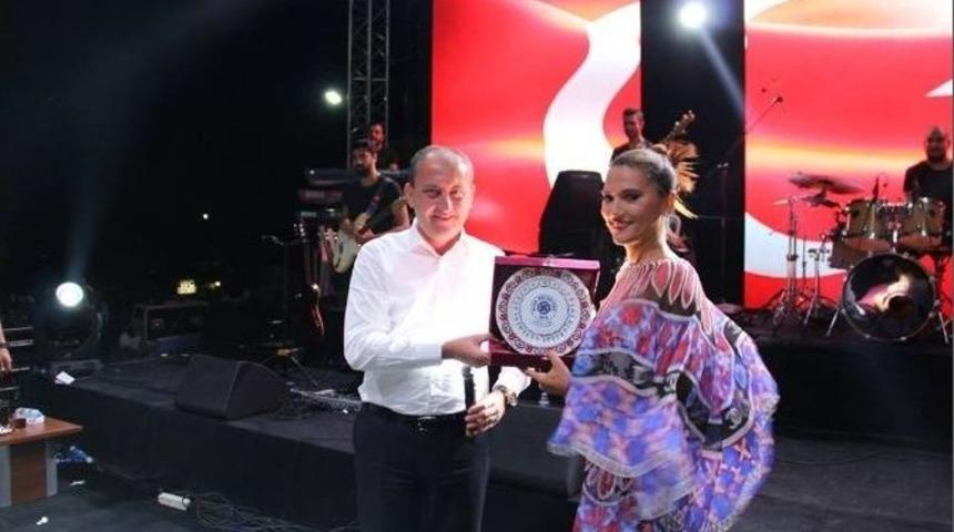 Biga&rsquo;da Demet Akalın R&uuml;zgarı